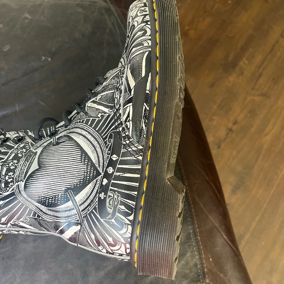 Dr. Martens 1460 Egret Playing Card boot, UK 5/US women’s 7.  LIKE NEW! - Picture 2 of 10